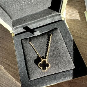 Van Cleef and arpels vintage Alhambra yellow gold onyx